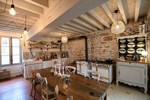 In a quiet village close to Vézelay (15 minutes) and shopping towns with Burgundy TER station coming from Paris.The house, partly built on a vaulted cellar, consists on the ground floor of an entrance hall opening onto the fitted kitchen open to the ...