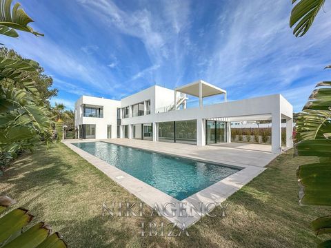 Modern Villa in Ibiza San Agustín This impressive modern villa in Ibiza, San Agustín, built in 2022, offers an exceptional living experience with a perfect blend of luxury, comfort, and contemporary style. With a built area of 530 m² spread across tw...