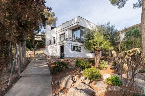 Lucas Fox presents this house renovated in 2012 that offers modernity and comfort. The property has an area of 85.64 m², on a plot of 556 m². House or Chalet with the possibility of expanding the living space. The day area has a generous living-dinin...
