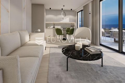 Makarska, NEW CONSTRUCTION, modern high-end building built on five floors with a total of 40 apartments.Moving in June 2025. Excellent location in the immediate vicinity of the center and 750 meters from the central beach.The architectural solution, ...