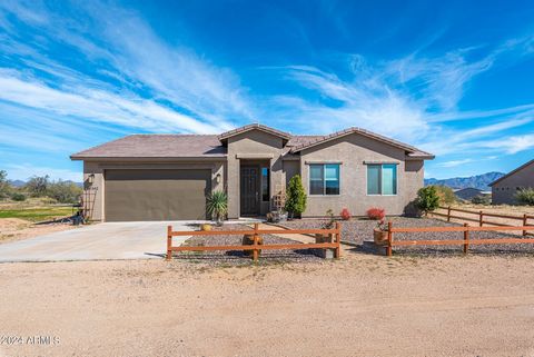 This 3 bed / 2 bath upgraded home has a beautiful open floorplan, light and bright with amazing mountain views captured from the windows and oversized screened in patio. The kitchen has quartz counters, a large island, tiled backsplash & stainless ap...