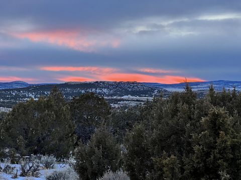 120 acres of vacant land on top of Kimbell Mesa in the Horse Canyon Neighborhood in DeBeque Colorado. The property adjoins 1500+ acres of BLM land on the North and East side, as well as 5400+ BLM acres on the West side. The property is located in Hun...