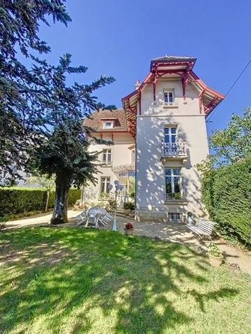 Victor Hugo : quiet, Belle Epoque villa,203 m², 2 steps from town center on wooded grounds of 664 m². Ground floor: granite-floor entrance hall, large kitchen with access to access to garden, dining room and 2 lounges. 1st floor: 3 bedrooms, bathroom...