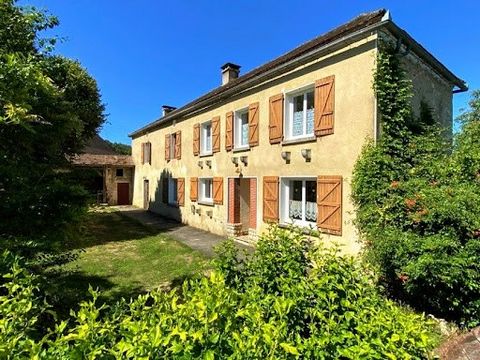 Maxime MINOLA offers you this mansion in a charming hamlet very quiet and without nuisance. This stone house consists on the ground floor of a large living room (fireplace polyflam heating), a kitchen, a bedroom with shower room and separate toilet. ...