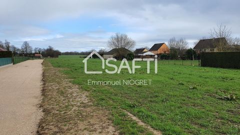 I offer you this magnificent flat plot of land of approximately 500 m2, free to construct, serviced at the edge and individual sanitation. It is located in this beautiful village where you will find shops, craftsmen, a school with its canteen and day...