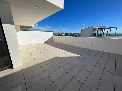 Zum Verkauf steht schöne Villa in Privlaka. Die Villa besteht aus einem Erdgeschoss, einem ersten Stock und einer Dachterrasse. Im Erdgeschoss besteht die Raumaufteilung aus einem Wohnzimmer mit Küche und Esszimmer, einem Schlafzimmer, einem Badezimm...