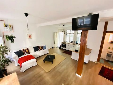 Willkommen im Zentrum der schönen Esslinger Altstadt! Das 1-Zimmer Studio-Apartment ist perfekt für eine Single Person, es verfügt über alles, was du für einen schönen Aufenthalt benötigst: -> King-Size Bett (180x200) -> Smart-TV mit Netflix -> Kaffe...