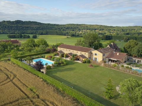 Situated in a blissful country setting on a plot of 6000 m2 with breath-taking views of the Dordogne and the heights of the village of Tremolat, this property offers beautiful and luminous spaces. The small medieval town of Lalinde with all its shops...