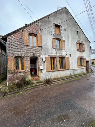Dpt Yonne (89), à vendre VILLIERS SAINT BENOIT maison de 4 pièces de 77,58 m² poser sur un terrain de 64,00 m² - petite dépendance avec cour et garage poser sur un terrain de 50 m²