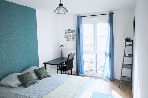 Large room of 15m², fully furnished. It has a double bed (140x190) and a bedside table with lamp. A working area is included, composed of a desk with chair and lamp. The room also has a built-in cupboard with hanging space and a shelf. Located at the...