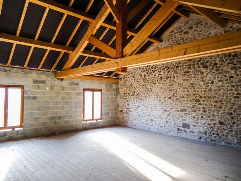 Located in the town of ST MOREIL 20 minutes from Vassivière and 15 minutes from Peyrat le Château. Very good potential for this house whose roof and frame have been completely rebuilt. Land of 348 m2. Double glazing wood, slate roof, traditional fram...