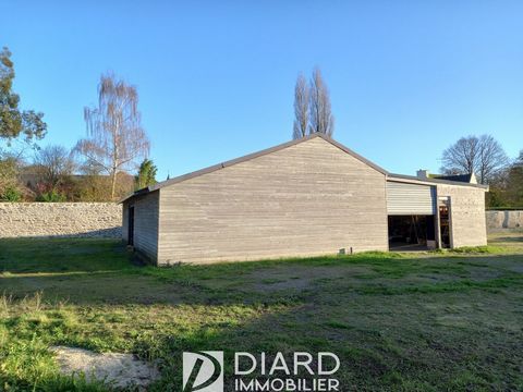 On the edge of FORET. 5 Minutes from FOUGERES. Building of about 240 m2 on cement covered in steel tank with motorized door. Possibility TRANSFORM the building into housing after agreement operational urban planning certificate. Possibility CONSTRUCT...