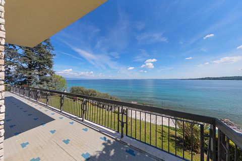 Important and prestigious lakefront property with private dock and direct access to the beach. The villa, which stands on an area of about 2,000 square meters with a large lake front, has two floors above ground for a total of about 300 square meters...