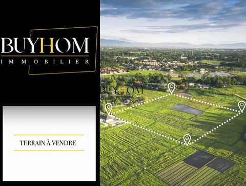 Exclusively in the town of Velleron, the agency Buyhom offers you this flat building plot of 536 m2 serviced. This land is located in a quiet area. You will benefit from a footprint of 200m2 for a beautiful villa in R + 1. Don't hesitate!!! This land...