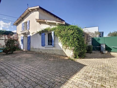 It is in the town of Saint Consorce, Two houses to reinvent, which takes place on a plot of about 415 m2. These houses now require a new life project where their potential is just waiting to be revealed. You will discover a pretty house type 2 of abo...