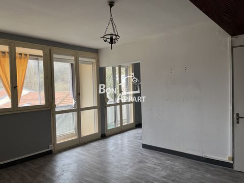 JOEUF Center: Close to shops, schools. VERY sunny APARTMENT of 70 m2 on the 2nd floor composed of an entrance-kitchen-living room living room access balcony-two bedrooms-bathroom-wc-cellars. Common parking space- POS. garage rental. Copro of 12 main ...