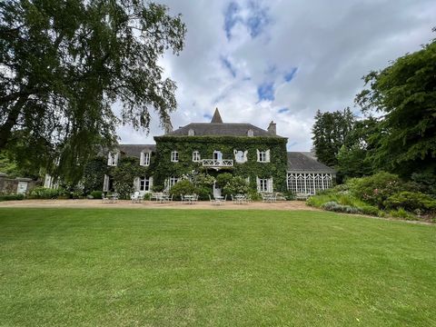 The BTOBED real estate agency is pleased to offer you the Manoir de la Bruyère in exclusivity. Located less than 30 minutes from the beaches and 20 minutes from the Saint-Brieuc TGV station (02h30 Paris), come and discover this 19th century building ...