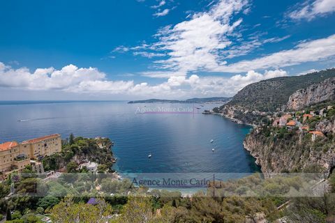 Magnificent apartment of 5 main rooms, 4 bedrooms ensuite, 200m2 of terrace facing the tip of St Jean Cap Ferrat with sea view 180o to the Esterel. Features: - Terrace - Lift