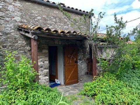 In a peaceful hamlet of the Minervois, make a real estate purchase with a T3 type house. Your real estate agency is at your disposal if you wish to visit this house. Accommodation suitable for a couple of first-time buyers. The interior space has a 1...