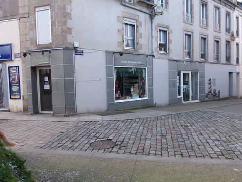 Dpt Finistère (29), à vendre DOUARNENEZ murs d'un Local commercial de 175m2 rue du centre