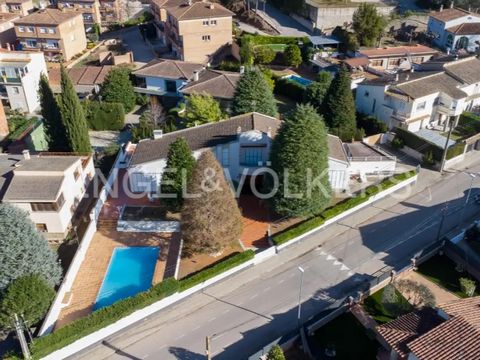 This impressive 525m2 house is in an exceptional location in Banyoles, very close to the Estany, offering a unique combination of comfort and connection with nature. With 5 spacious bedrooms, this property is ideal for a family or those looking for a...