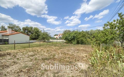 Rodolphe ANTONETTI your SUBLIMONS advisor offers you to acquire this land of 290m2 to be serviced and in the immediate vicinity of the village, schools and shops of Saint-Julien-de-Concelles, dynamic city just 15 minutes from Nantes. This beautiful b...