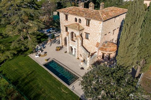 This authentic manor house steeped in history is ideally located just a few minutes' walk from the beach and all amenities, in a magnificent flat landscaped garden of around 2000 m2 decorated with a splendid swimming pool. Quiet, out of sight from th...