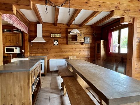 Do you dream of a chalet in the mountains, at the foot of the slopes, to bring together family and friends? The Agence du Glacier 3600 offers you the real log chalet located in the heart of the resort of Les 2 Alpes. Its interior space is spread over...