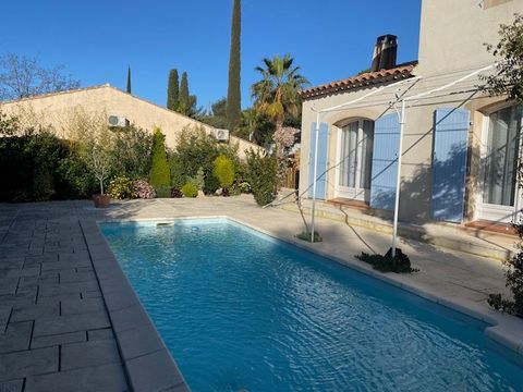 We offer you to acquire a large T5 villa built on a plot of 550 m2 with a pleasant and sunny terrace in the town of Bandol. Year of construction: 2002.Ideal for year-round living or vacationing, In 117m2, the villa is formed by a kitchen area, a very...