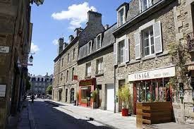 DINAN, historic center, in a pedestrian street of Dinan, close to car parks, sale of commercial walls rented since 01/03/2027 at the current quarterly rent of 1542 €. The premises consist of a room on the street with a window of about 45m2 and a stor...
