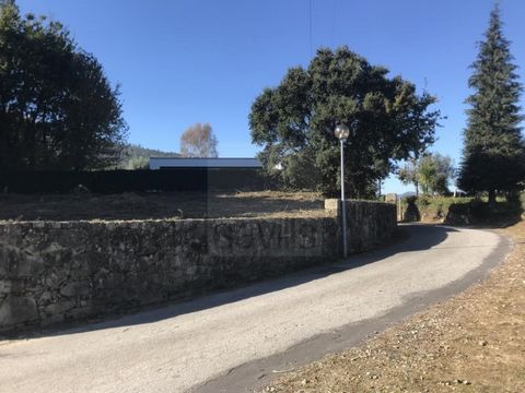 Plot with an approved project for the construction of a house in Vale dos Esquilos - Caminha. T4 single storey house with 2 suites, living room, kitchen. Swimming pool and garage (57m2) in the basement. Plot area - 1.047 m2 Construction gross area - ...