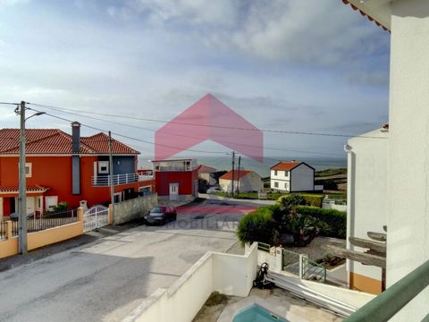 3+1 bedroom villa with sea view, on a 250m2 plot. Ground floor comprising living room with fireplace, kitchen, dining room and 1 complete bathroom. 1st floor consisting of 3 bedrooms, 1 complete bathroom. Equipped with central heating. Leisure area w...