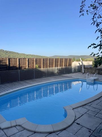 In a small village near Goudargues Village house of 48m2 on an enclosed plot of 400m2. Composed of a living room of 24m2 with open kitchen, a bathroom with toilet and a bedroom of 13m2 Upstairs a second bedroom under the slope of about 20m2 on the gr...
