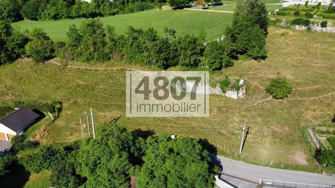 Superb location for the construction of your future home of about 90 m2 on the ground. The land is composed of 672 m2 in the building zone and 128 m2 in the natural zone. The floor area may not exceed 180 m2. You can enjoy the city centre and its sho...