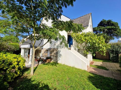 About 150 m from the Grande Plage. Pretty house from the 30's on garden of 245 m2. 4 bedrooms, 2 living rooms, management room, kitchen overlooking terrace and landscaped and enclosed garden. Garage. Floriane MORVANT - Real Estate Advisor Features: -...
