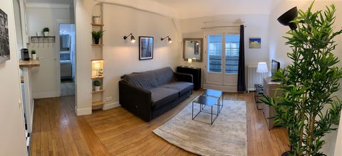 Superb fully furnished apartment with a balcony, accessible and central with a magnificent view on the Eiffel Tour and the various monuments of Paris. Located at 8 a.m. and next to the elevator, the vast salon opened on a kitchen equipment, a parenta...