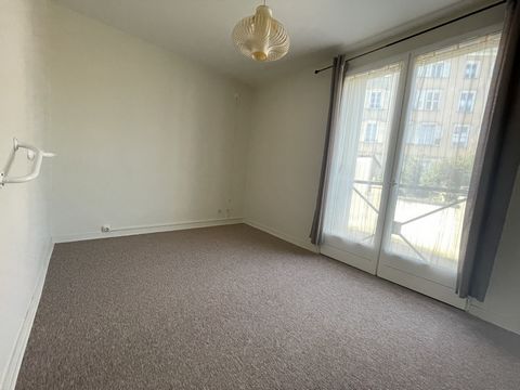 Appartement T2 au rez-de-chaussée d'une RESIDENCE SENIOR en hypercentre composé d'une entrée desservant un grand séjour d'environ 17 m2, une cuisine, une chambre d'environ 11m2, une salle d'eau avec wc. Chauffage individuel électrique. La résidence o...