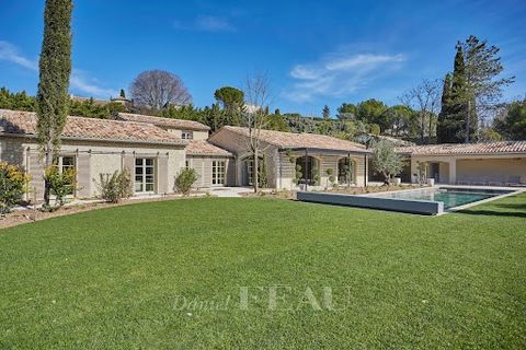 Sole Agent. This bright south-facing 400 sqm property is in a peaceful yet not isolated setting just five minutes from the centre of Maussane-les-Alpilles. Meticulously renovated in 2023 and mainly on a single storey, it is set in 2400 sqm of grounds...