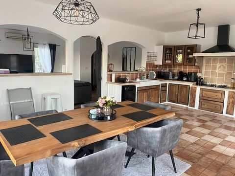 Between CAISSARGUES AND ST GILLES Villa of 230 m2 in total consisting of a single-storey house of 131 m2 with a beautiful open plan living room, kitchen, dining room, living room. 3 spacious bedrooms with a large bathroom and a separate toilet. Adjoi...