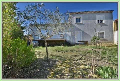 Cette villa récente de 97 m2 se situe dans la commune de Saint Privat des vieux à quelques minutes d'Alès et de Salindres, dans un cadre très agréable en retrait de la route. Le terrain a une superficie de 522 m2 et dispose d'un puit. Après avoir pas...