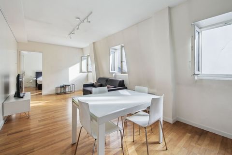 Nel prestigioso 9° arrondissement di Parigi, più precisamente in rue Chaussée D'Antin, scoprite questa elegante residenza con distinzione. Questo appartamento con una superficie di 56 m2 (di cui 51 m2 secondo la legge Carrez) seduce per il suo caratt...