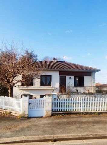24400 MUSSIDAN, A house ideally located close to amenities is currently available for sale. This property offers considerable potential for basement development, allowing for a versatile use of space. The adjoining park has the advantage of having tw...