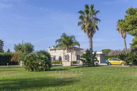 Kliv in i en värld av lyx med denna villa i Puglia, en hisnande tillflyktsort komplett med en pool, inbäddat i hjärtat av Puglias pittoreska landsbygd bara ett stenkast från den medeltida staden Oria. Denna villa i Pugliese-stil, genomsyrad av 200 år...