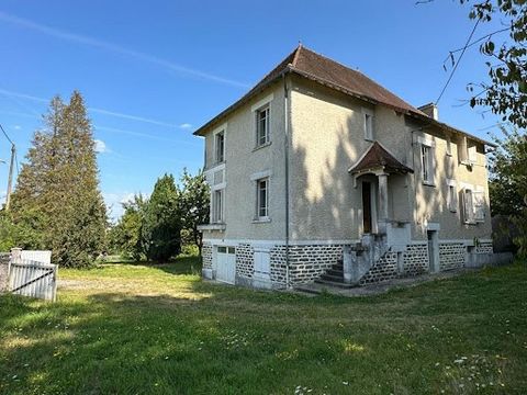 24450 THE SHELL Close to the city center of La Coquille, 5 minutes from the Périgord Limousin Regional Natural Park, Chantal Jacquement offers you a house from the 50s with a living area of about 160 m2 on a total basement. It consists on the ground ...