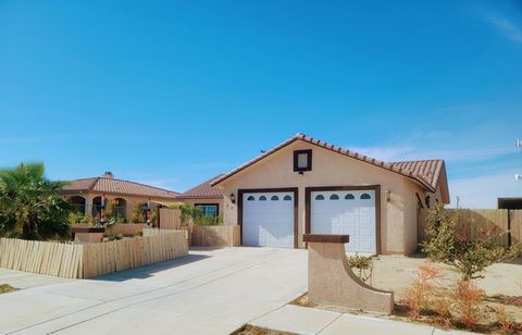 This charming 3 bedroom 2 bath home with spectacular desert views is located on the West Shores in the Salton Sea area. this delightful home has grate features such as an inviting living room, kitchen has granite counter tops with center island and p...