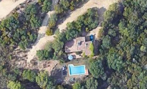 Fincas Eva presenta questa magnifica casa rustica con un ampio terreno e una piscina privata a Sant Antoni de Calonge. La superficie grafica è di 21.099 mq, la casa stessa è composta da 216 mq costruiti e 137 mq utili secondo catasto. Si dispone su d...