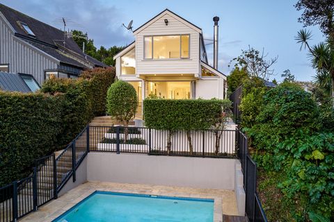 You'll love the close proximity to local cafes just up the road and enjoy walking the dog around Bloodworth Park across the road from this cleverly designed residence. Constructed in masonry and weatherboard, overlooking the park, it is truly the ide...