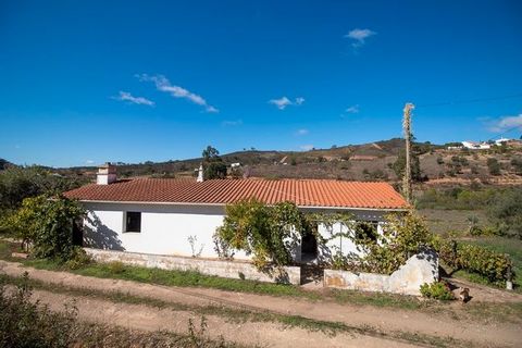 Detached house set in a 1.280ha plot in Monte Ruivo, 15 minutes from S. Bartolomeu de Messines. It is supplied all year round with natural water from a well, which is sufficient for irrigation and to serve the house. It has a septic tank for accumula...