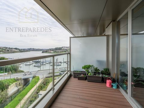 2+1 bedroom flat to buy on the first line of the Douro, next to Marina do Freixo - Porto. Fantastic views over the Douro River, and the banks of Vila Nova de Gaia. Ancoradouro is a development that stands out for the excellence of the construction, t...