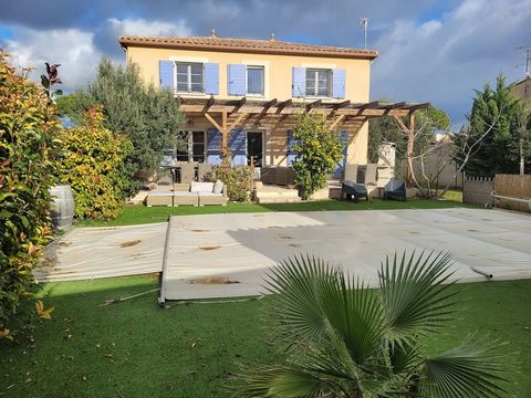 Comfortable country house in Mediterranean style, including four bedrooms and two bathrooms, divided over a ground and first floor. The large garden has a lovely pool, which you can overlook from the veranda that stretches the length of the house. Th...